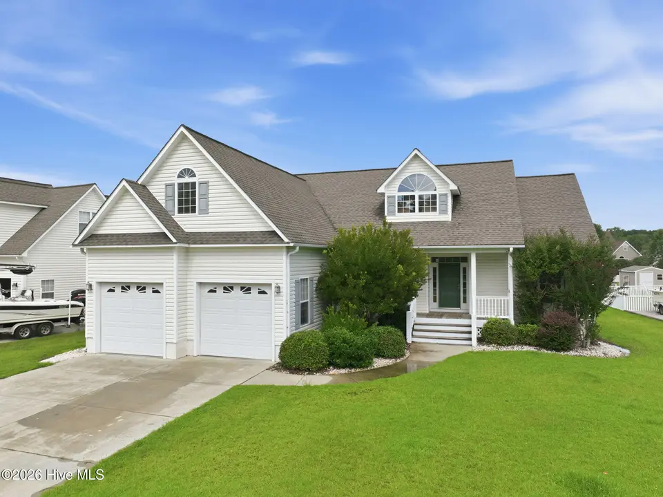 112 White Heron Lane, Swansboro, NC 28584 — 3-bedroom waterfront home in Bluewater Cove, Swansboro, NC, photo 1 of 60: Front 1