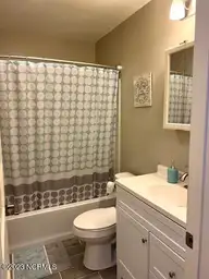 210 N First Avenue, New Bern, NC 28560 — 3-bedroom home in Glenburnie Gardens, New Bern, NC, photo 13 of 31: Elder bathroom 2