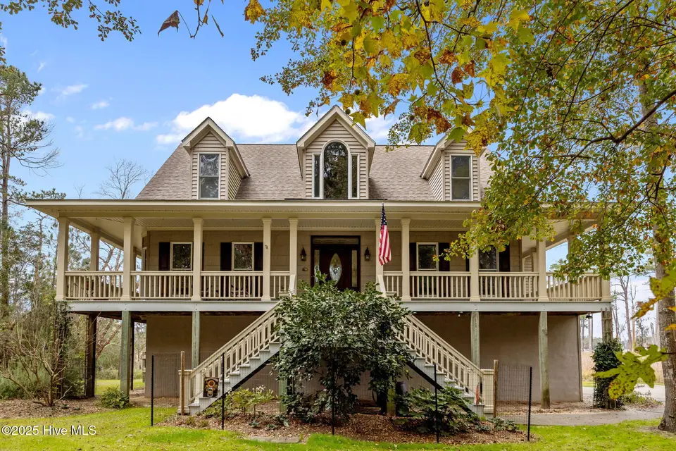 204 Tupelo Lane, Washington, NC 27889 — 3-bedroom waterfront home in Pamlico Plantation, Washington, NC, photo 1 of 44: Main
