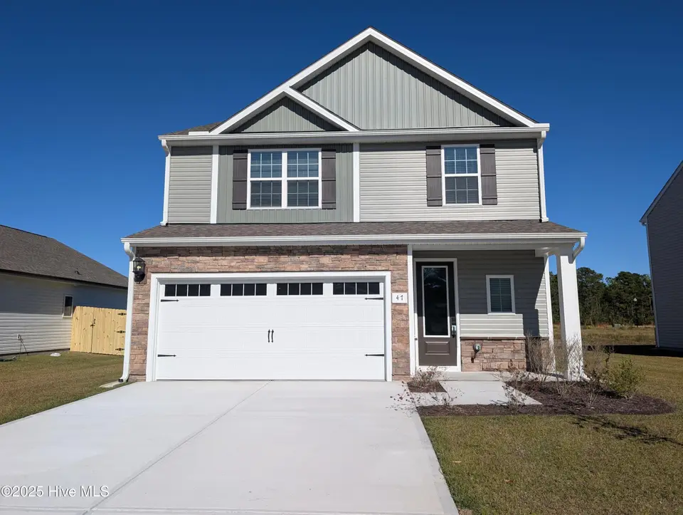47 S Umbrella Palm Drive, Hampstead, NC 28443 — 4-bedroom home in Southwater Village, Hampstead, NC, photo 1 of 33: 47 Umbrella Palm