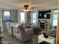 303 E 11th Street, Washington, NC 27889 — 3-bedroom home, Washington, NC, photo 17 of 74: Living Room