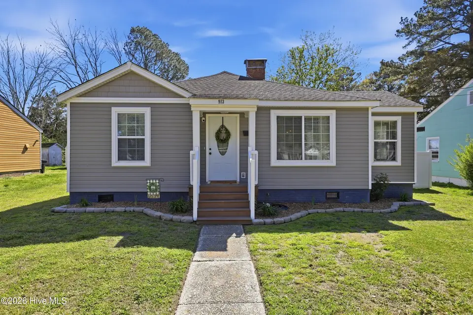 913 Bartlett Avenue, Elizabeth City, NC 27909 — 2-bedroom home in Pine Grove, Elizabeth City, NC, photo 1 of 45: Front View