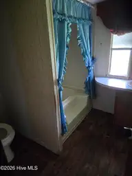 708 Elma Drive, Kinston, NC 28501 — manufactured home, Kinston, NC, photo 8 of 12: Hall Bath
