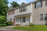 370 Bracken Place, Jacksonville, NC 28540 — 2-bedroom townhome in Acorn Forest, Jacksonville, NC, photo 2 of 17