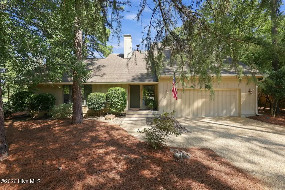 25 Lake Hills Road, Pinehurst, NC 28374 — 3-bedroom home in Unit 6, Pinehurst, NC, photo 1 of 26: 25 Lake Hills Road
