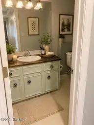 299 Lori Drive, Greenville, NC 27858 — 4-bedroom home in Eastwood, Greenville, NC, photo 24 of 48: 299 second upstairs bath