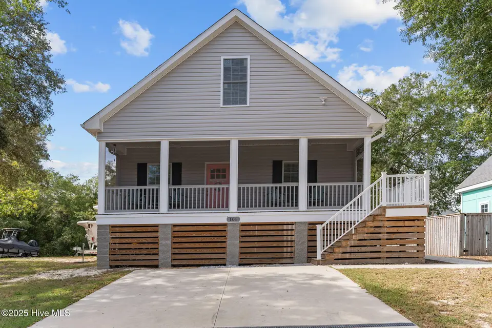 101 SW 28th Street, Oak Island, NC 28465 — 5-bedroom home in Pinners Point, Oak Island, NC, photo 1 of 56: 3-web-or-mls-BTS03197