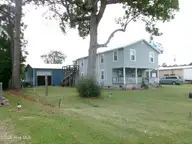 104 Salem Street, Morehead City, NC 28557 — 4-bedroom waterfront home in Morehead Bluffs, Morehead City, NC, photo 14 of 32