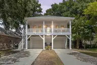 422 Settlers Lane, Kure Beach, NC 28449 — 4-bedroom home in Kure Beach Village, Kure Beach, NC, photo 2 of 44