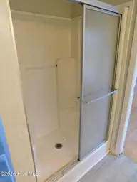 660 Seashell Drive, Kinston, NC 28504 — 4-bedroom manufactured home, Kinston, NC, photo 16 of 24: Master Walkin shower