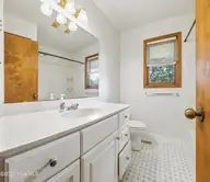 306 Shore Point Drive, Wilmington, NC 28411 — 4-bedroom home in Bayshore Estates, Wilmington, NC, photo 21 of 78: ShorepointDr-73bath