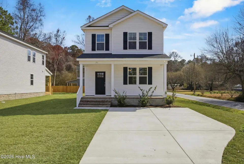 711 W Hayes Street, Burgaw, NC 28425 — 3-bedroom home in View Point, Burgaw, NC, photo 1 of 35: 711_W_Hayes_Front