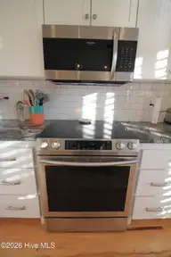 423 W Main Street 301, Washington, NC 27889 — 2-bedroom waterfront condo in Buoy Tender Station, Washington, NC, photo 13 of 39: stove and icrowave