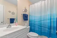 300 Sunset Oaks Lane 4, Sunset Beach, NC 28468 — 3-bedroom townhome in Sunset Oaks Garden Homes, Sunset Beach, NC, photo 20 of 44: Guest bath