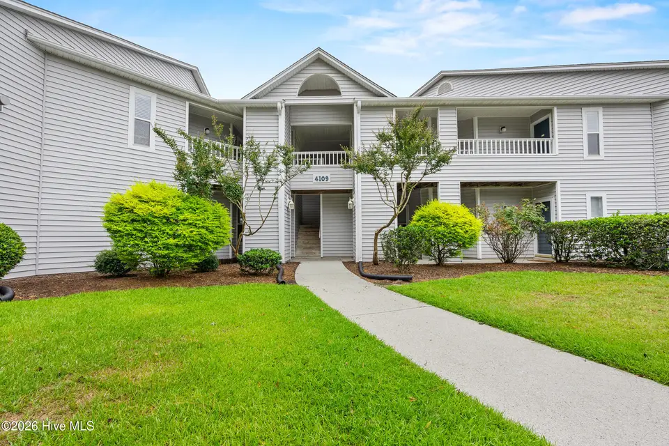 4109 Breezewood Drive 204, Wilmington, NC 28412 — 2-bedroom condo in Breezewood Condominiums, Wilmington, NC, photo 1 of 59