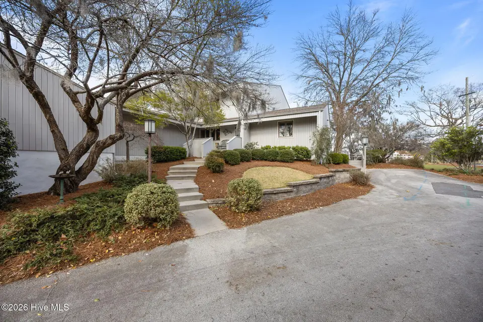 19 Batts Hill Road, New Bern, NC 28562 — 3-bedroom waterfront townhome in Olde Towne, New Bern, NC, photo 1 of 57: 17-web-or-mls-0C0A5629