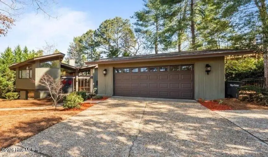 1 Lake Vista Lane, Pinehurst, NC 28374 — 4-bedroom waterfront home in Unit 13, Pinehurst, NC, photo 1 of 61: IMG_4062
