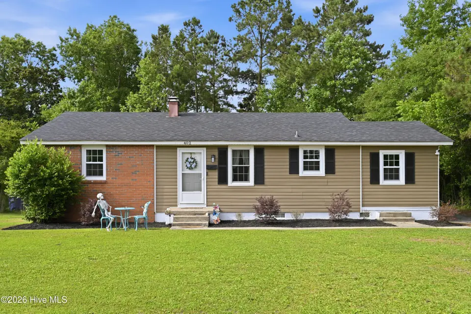 402 Clyde Drive, Jacksonville, NC 28540 — 3-bedroom home in Northwoods, Jacksonville, NC, photo 1 of 40