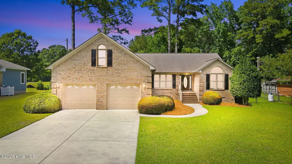 5208 Meadowbrook Drive, Trent Woods, NC 28562 — 3-bedroom home in Country Club Park, Trent Woods, NC, photo 1 of 57: 1-web-or-mls-5208 Meadowbrook Drive 1