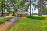 2400 N Hills Drive, New Bern, NC 28562 — 3-bedroom home in North Hills, New Bern, NC, photo 19 of 21: IMG_4686