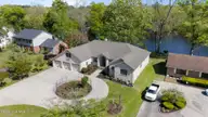 220 Shoreline Drive, New Bern, NC 28562 — 4-bedroom waterfront home in River Bend, New Bern, NC, photo 14 of 70: tempImageb5Xmzw