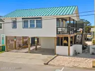 135 N Third Avenue N, Kure Beach, NC 28449 — 5-bedroom home, Kure Beach, NC, photo 6 of 75: 004_004_135_north_3rd_avenue_859