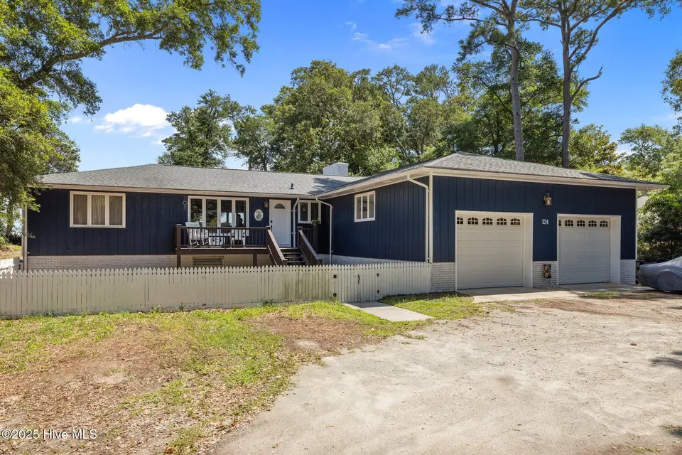 124 Oakleaf Drive, Pine Knoll Shores, NC 28512 — 4-bedroom home in Pine Knoll Association, Pine Knoll Shores, NC, photo 1 of 58: 3-web-or-mls-1S3A3629