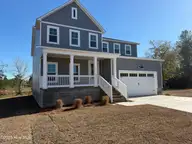302 E Ivybridge Drive, Hubert, NC 28539 — 4-bedroom waterfront home in Kingsbridge II, Hubert, NC, photo 2 of 39: 302 E Ivybridge Drive