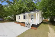 910 Simmons Street, New Bern, NC 28560 — 2-bedroom home, New Bern, NC, photo 4 of 26: 5-web-or-mls-0C0A5147 - Copy