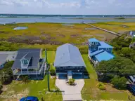 1135 S Topsail Drive, Surf City, NC 28445 — 4-bedroom waterfront home in Horse Hammock, Surf City, NC, photo 3 of 68: 62_1135stopsail_00062