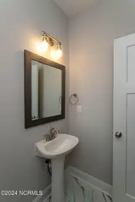 525 N Sycamore Street, Aberdeen, NC 28315 — 3-bedroom home, Aberdeen, NC, photo 4 of 43: powder room