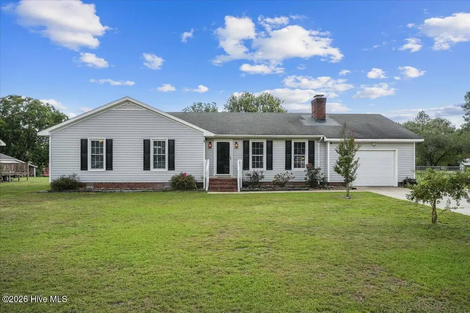 2565 Irvin Drive, Kinston, NC 28504 — 3-bedroom home in Castle Oaks, Kinston, NC, photo 1 of 37: 01-2565 Irvin Dr-1
