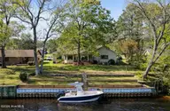 220 Shoreline Drive, New Bern, NC 28562 — 4-bedroom waterfront home in River Bend, New Bern, NC, photo 5 of 70: IMG_8701