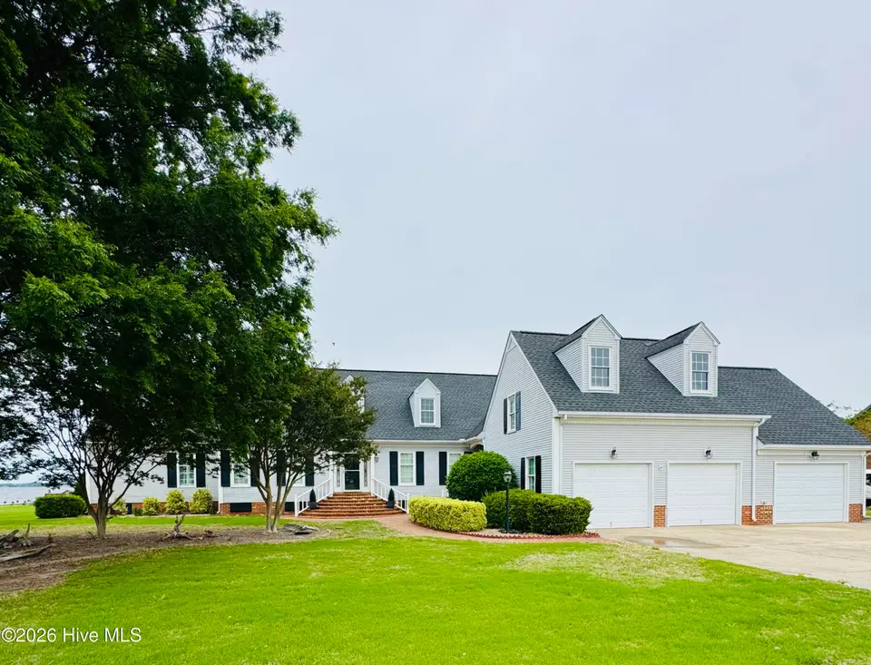 1008 Bateman Drive, Elizabeth City, NC 27909 — 4-bedroom waterfront home in Bateman Estates, Elizabeth City, NC, photo 1 of 74: Main View