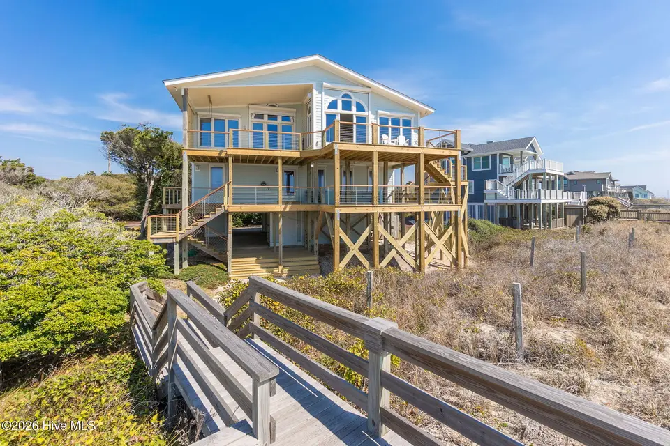 469 Maritime Place, Pine Knoll Shores, NC 28512 — 4-bedroom waterfront home in Beacon's Reach, Pine Knoll Shores, NC, photo 1 of 48: 21-web-or-mls-chadwick-visuals-469-marit