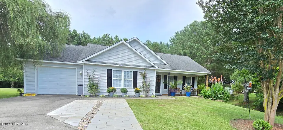 108 Willowbend Drive, Burgaw, NC 28425 — 3-bedroom home in Tealbriar, Burgaw, NC, photo 1 of 27: Welcome Home