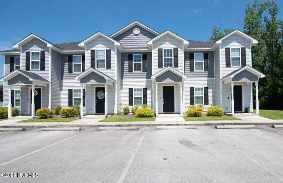 205 E Murrow Lane, Jacksonville, NC 28546 — 2-bedroom townhome in Carolina Plantations, Jacksonville, NC, photo 1 of 12: IMG_4544