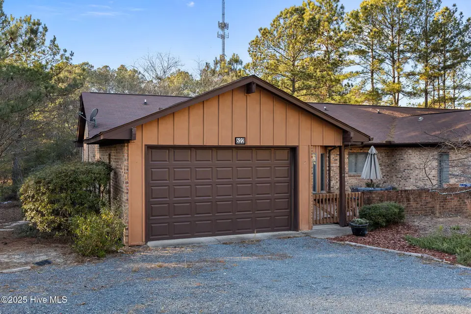 622 Redwood Drive, Southern Pines, NC 28387 — 2-bedroom townhome in Knlwd Vlg, Southern Pines, NC, photo 1 of 49: 4-web-or-mls-IMG_0021