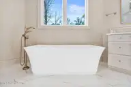 515 Martin Livestock Road, Princeton, NC 27569 — 5-bedroom waterfront home in Lakeview Estates, Princeton, NC, photo 23 of 52: DSC04691-Primary Bath tub