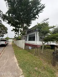 410 N Road Street, Elizabeth City, NC 27909 — 5-bedroom home, Elizabeth City, NC, photo 2 of 26: IMG_2202