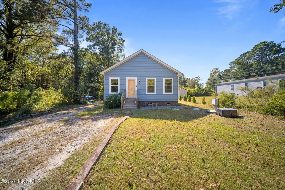 404 Jamaica Drive, Hampstead, NC 28443 — 3-bedroom waterfront home in Snug Harbor, Hampstead, NC, photo 1 of 26: 3-web-or-mls-GRAE_404 Jamaica Dr-3