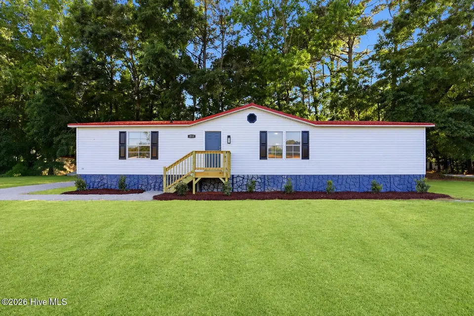 211 Duck Ridge Drive, Pikeville, NC 27863 — 3-bedroom manufactured home in Duck Ridge, Pikeville, NC, photo 1 of 28: 211 Duck front