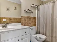 102 Clayside Drive, Pikeville, NC 27863 — 3-bedroom home in Planters Ridge, Pikeville, NC, photo 22 of 29: 024-1280x960-hall-bath
