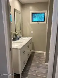 210 N First Avenue, New Bern, NC 28560 — 3-bedroom home in Glenburnie Gardens, New Bern, NC, photo 12 of 31: Elder master bath