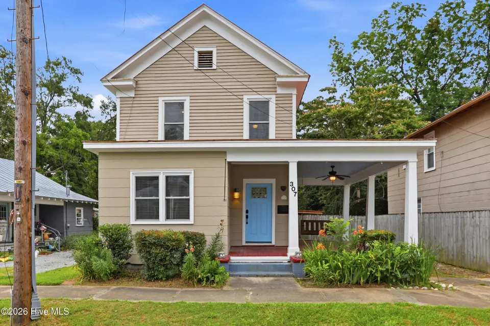 307 Avenue B, New Bern, NC 28560 — 3-bedroom home in Riverside Historic, New Bern, NC, photo 1 of 53: 1_307_avenue_b_001