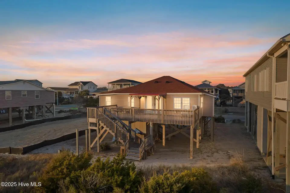 4025 E Beach Drive, Oak Island, NC 28465 — 3-bedroom waterfront home in Long Beach, Oak Island, NC, photo 1 of 40: 3-web-or-mls-CAMMediaLLC.com (3 of 47)