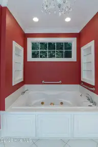 622 Lake Shore Drive, Goldsboro, NC 27534 — 4-bedroom waterfront home in Walnut Creek, Goldsboro, NC, photo 14 of 72: bath