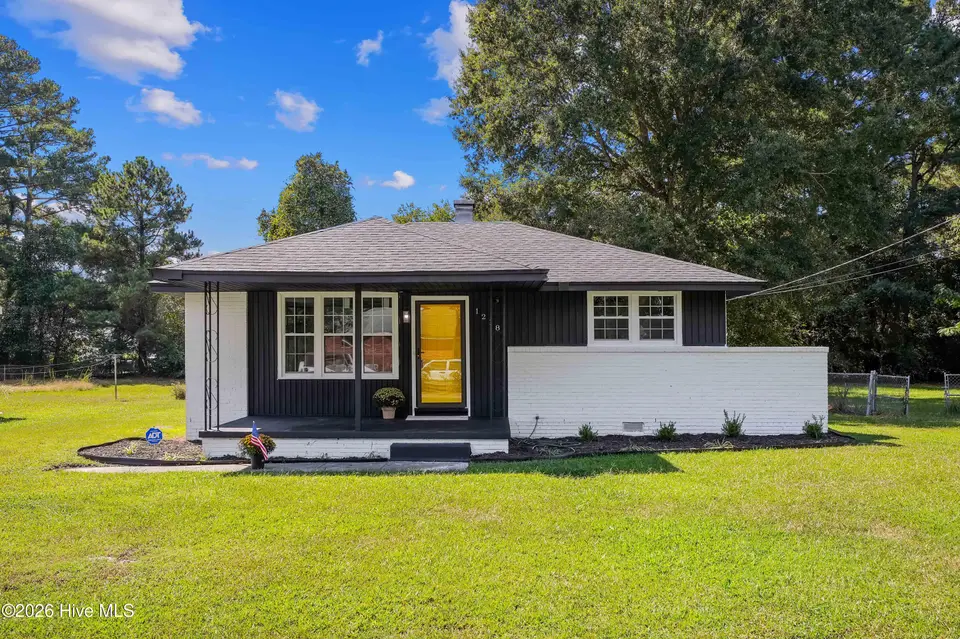 1218 Ferndale Lane, Kinston, NC 28501 — 2-bedroom home in Greenmeade, Kinston, NC, photo 1 of 27: 01-1218 Ferndale Ln-1