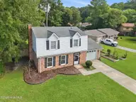 105 Hillside Court, Jacksonville, NC 28546 — 3-bedroom home in Brynn Marr, Jacksonville, NC, photo 3 of 36