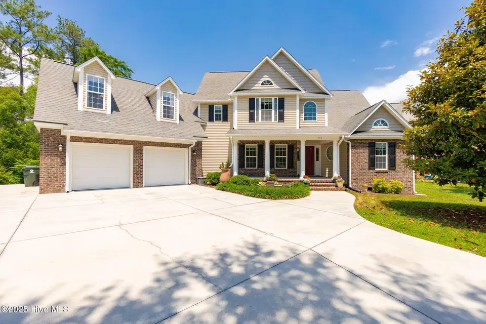232 E Ivybridge Drive, Hubert, NC 28539 — 4-bedroom waterfront home in Kingsbridge II, Hubert, NC, photo 1 of 63: 232 E Ivybridge Dr